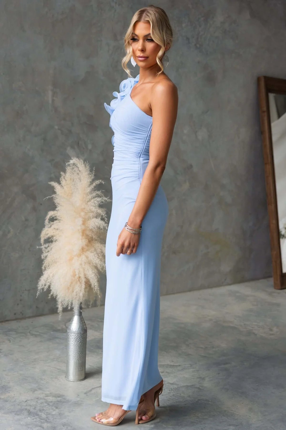 Елегантна вечерна рокля в светлосиньо с оформен силует