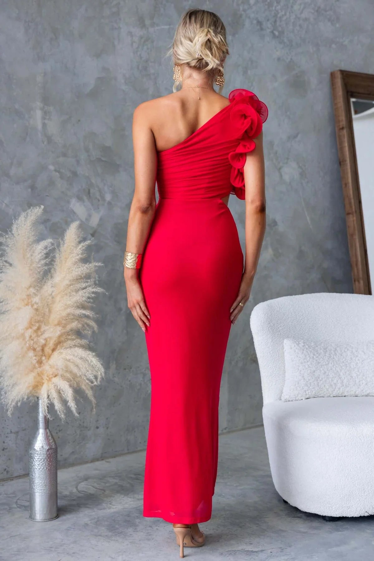 Червена официална рокля с асиметрично деколте