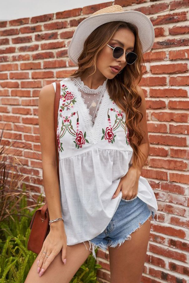 Дамски бял топ с цветна бродерия без ръкави