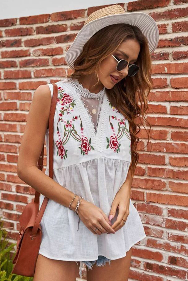 Свободен бял топ с бродерия и ефирна кройка