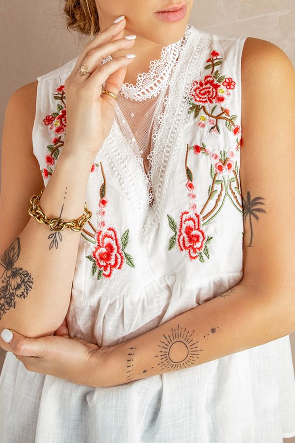 Бял топ с флорален акцент и свободна линия