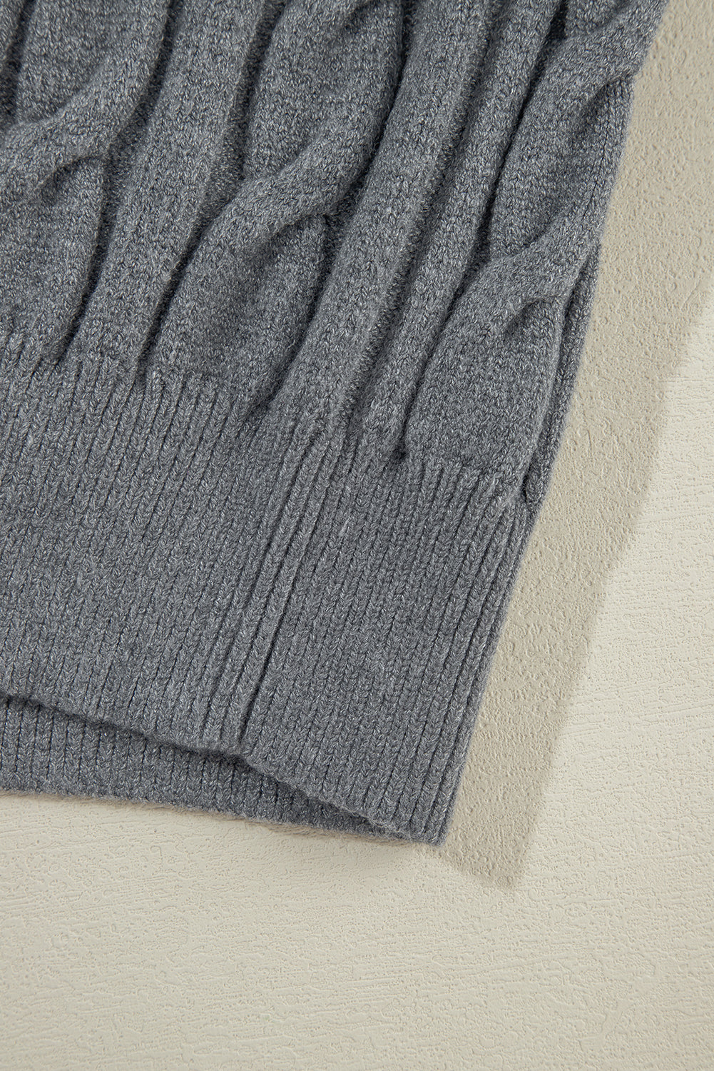Sweater with contrasting details 