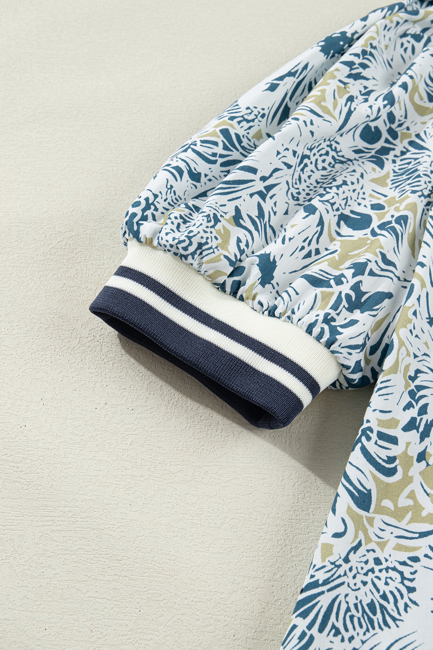 дамска рокля с флорален принт - детайл на ръкав с кант