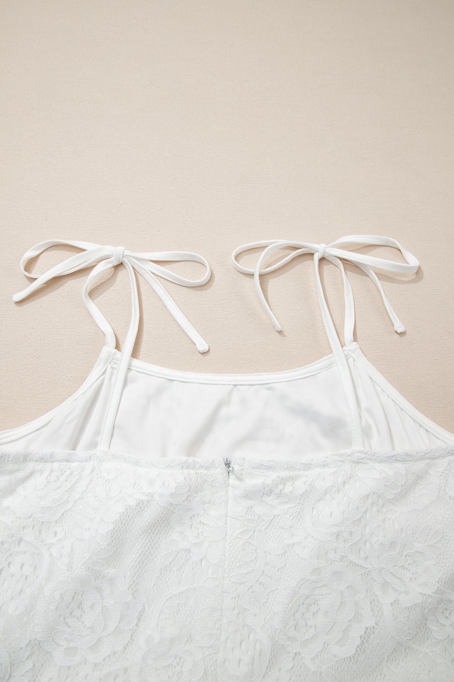 Дантелена рокля