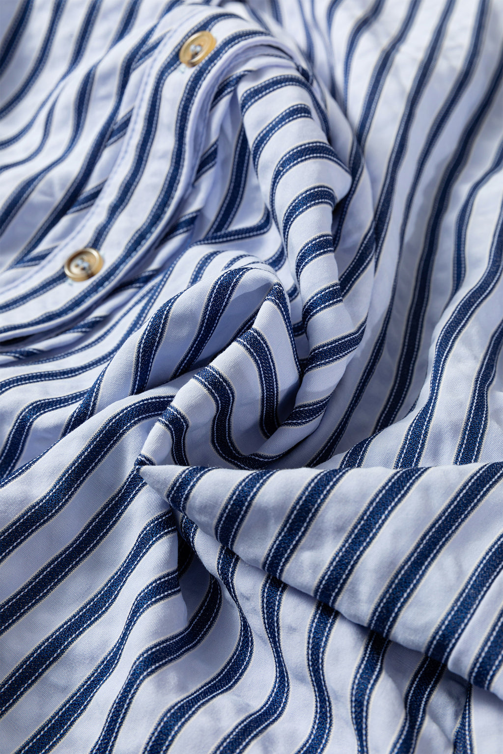 детайл на райе плат на дамска риза