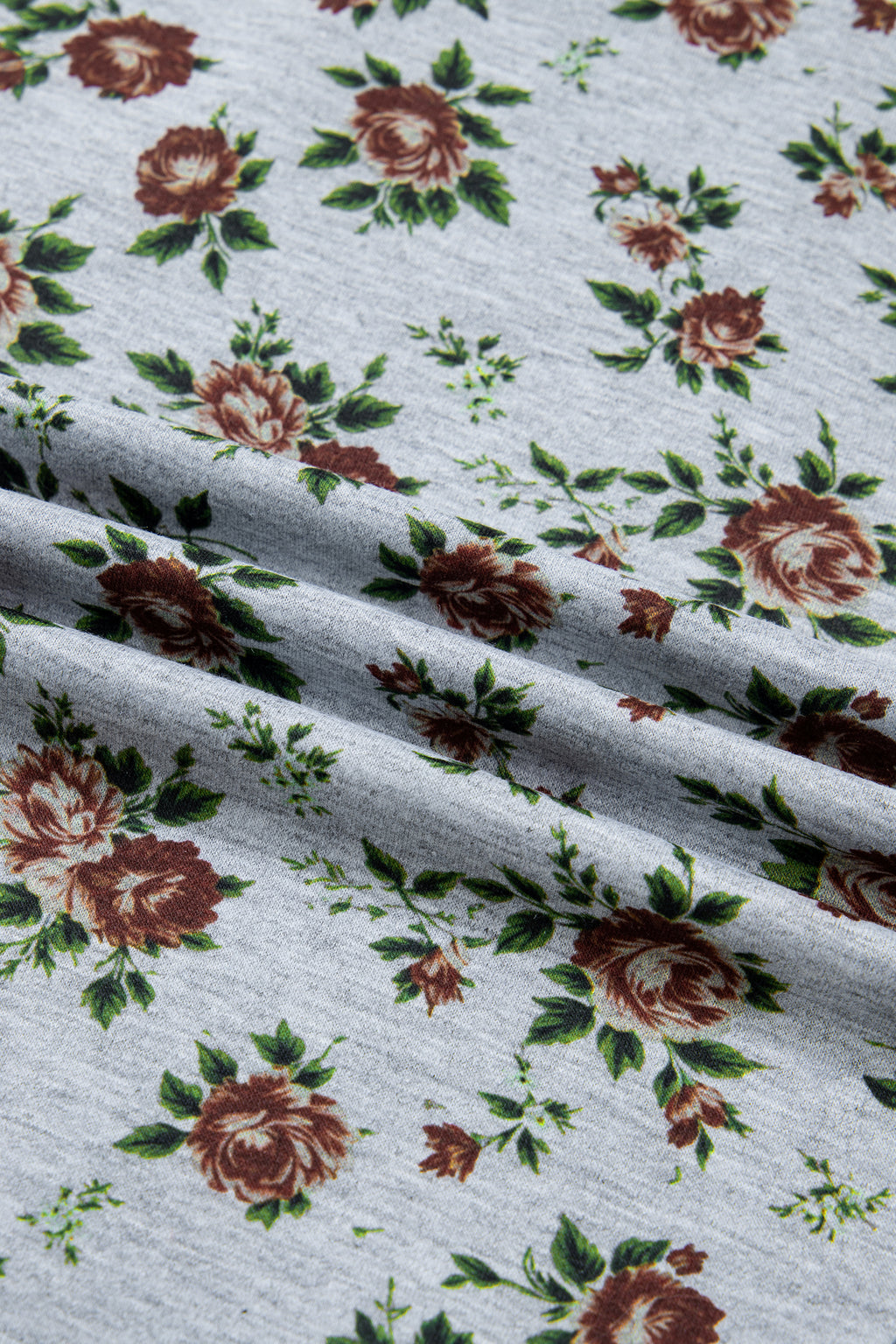 детайл на флорален плат с цветя