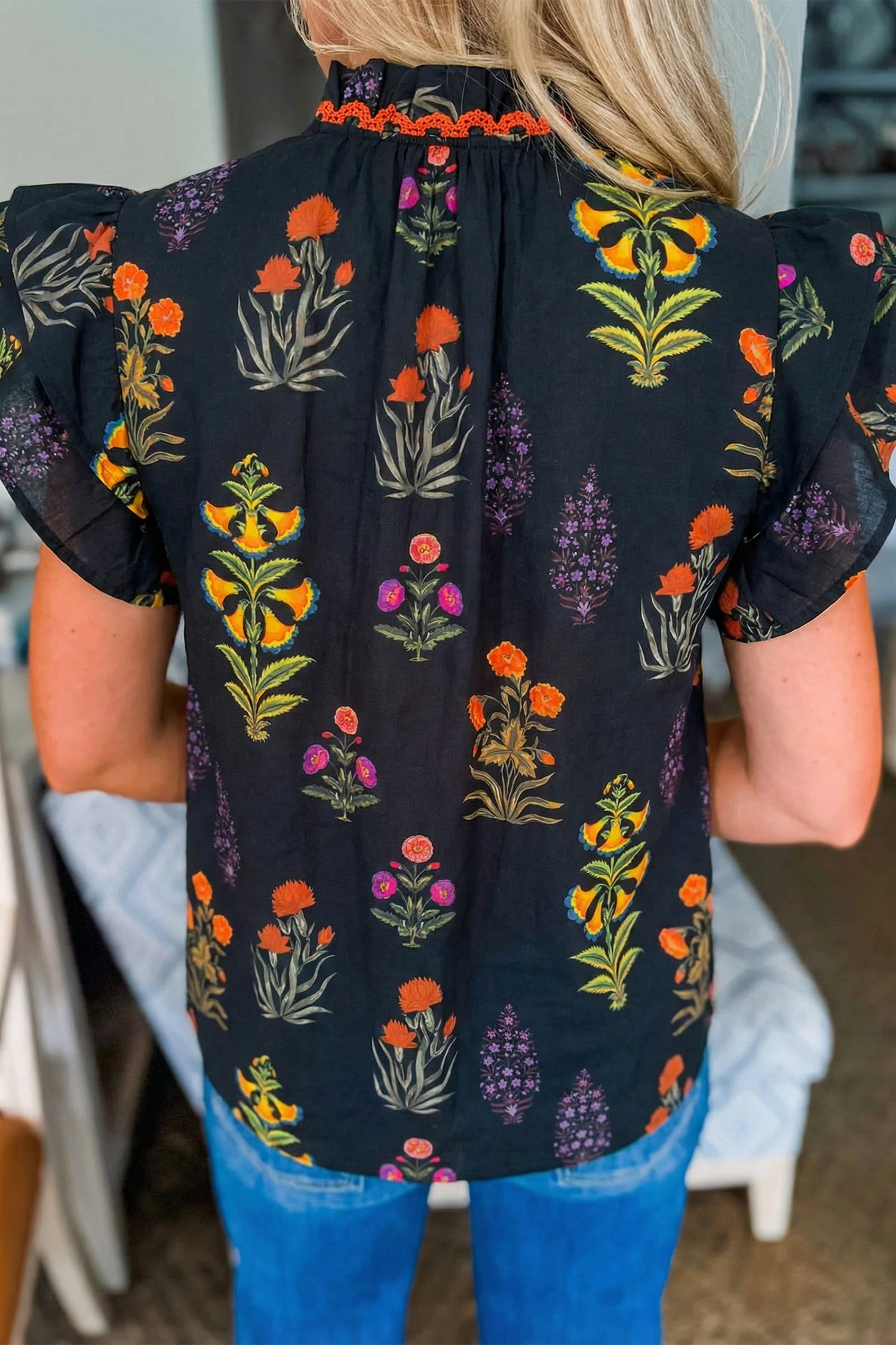 гръб на черна риза с флорален принт