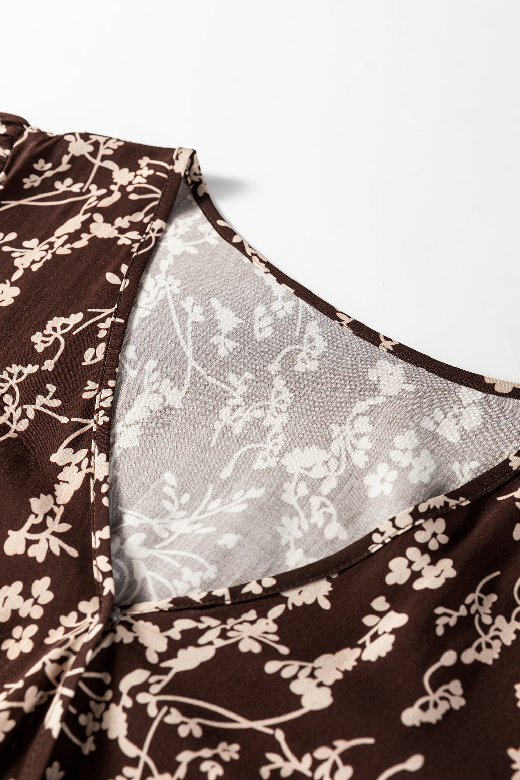 вътрешна част на деколте на роклята