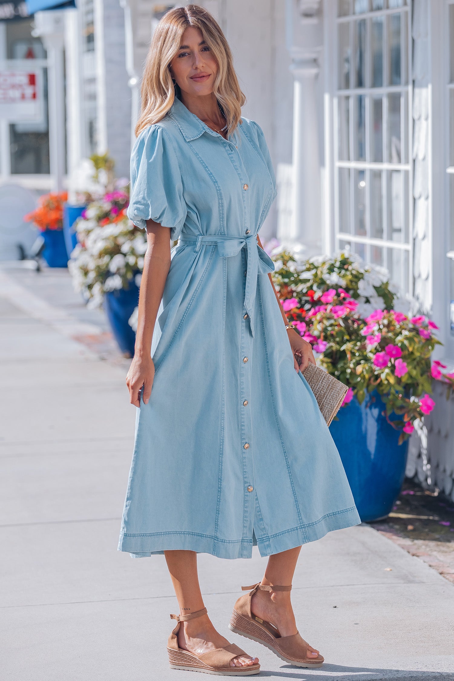 Миди рокля от светъл деним с колан