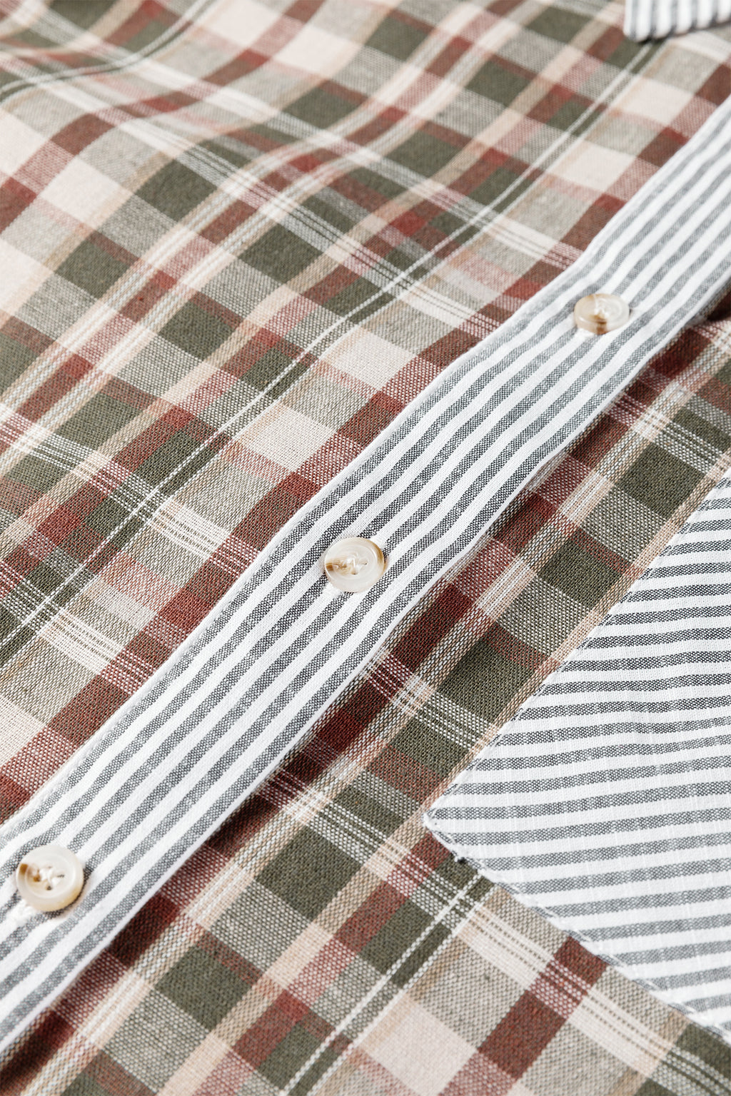 детайл на копчета на дамска риза каре