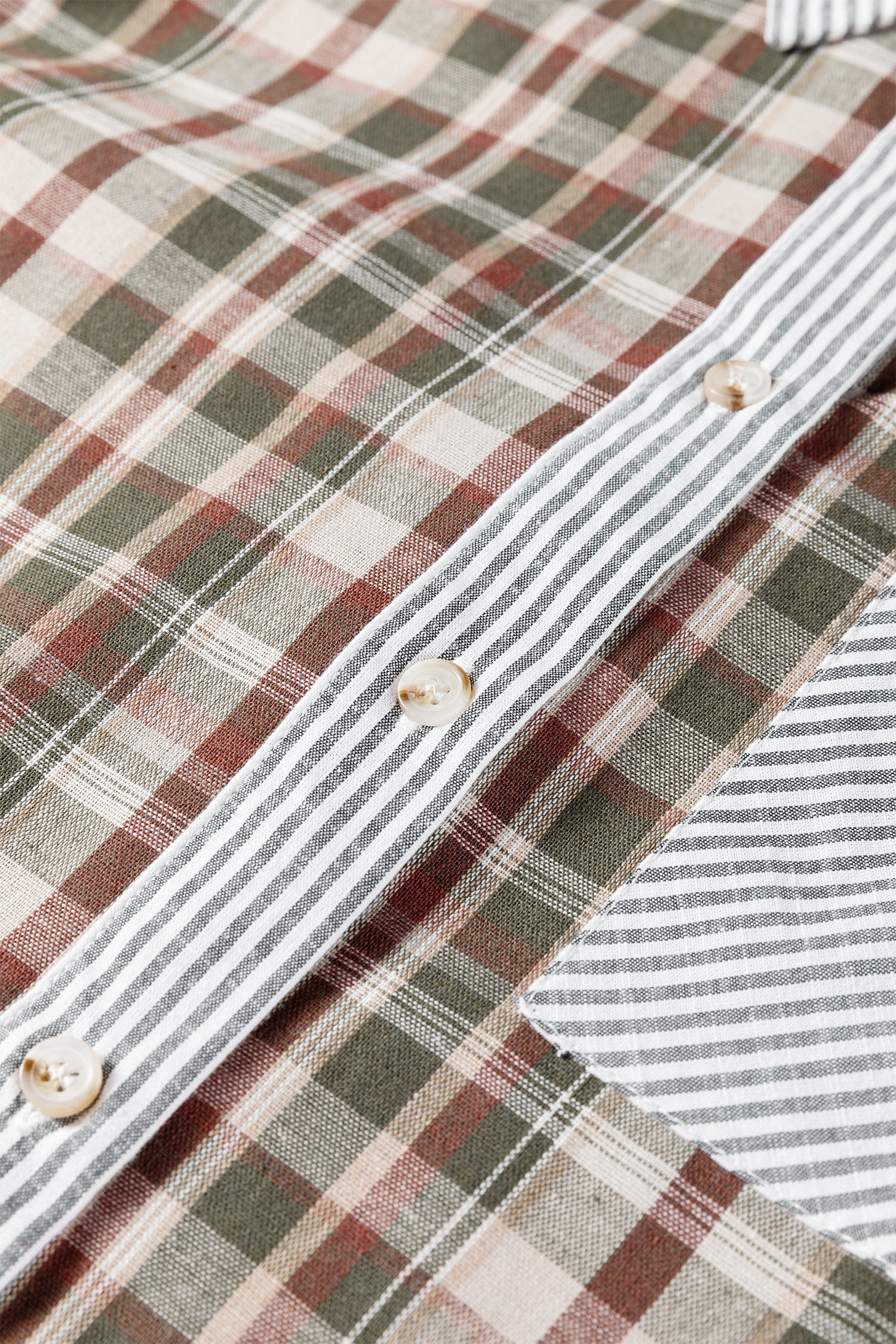 детайл на копчета на дамска риза каре