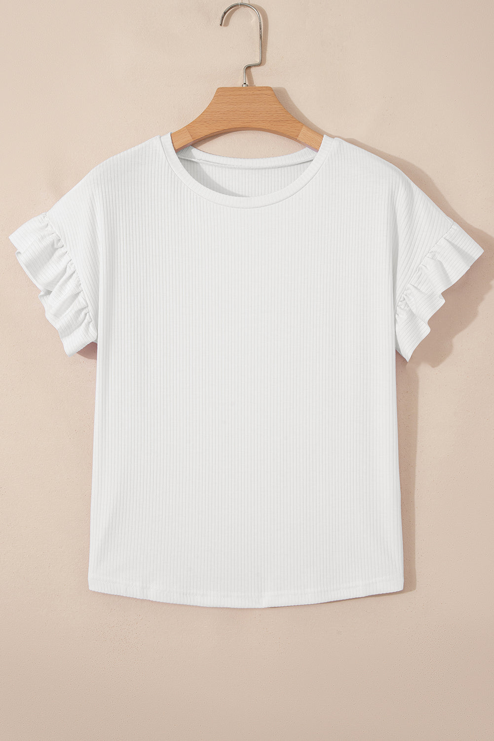 бяла дамска тениска с къдрички на ръкавите на закачалка