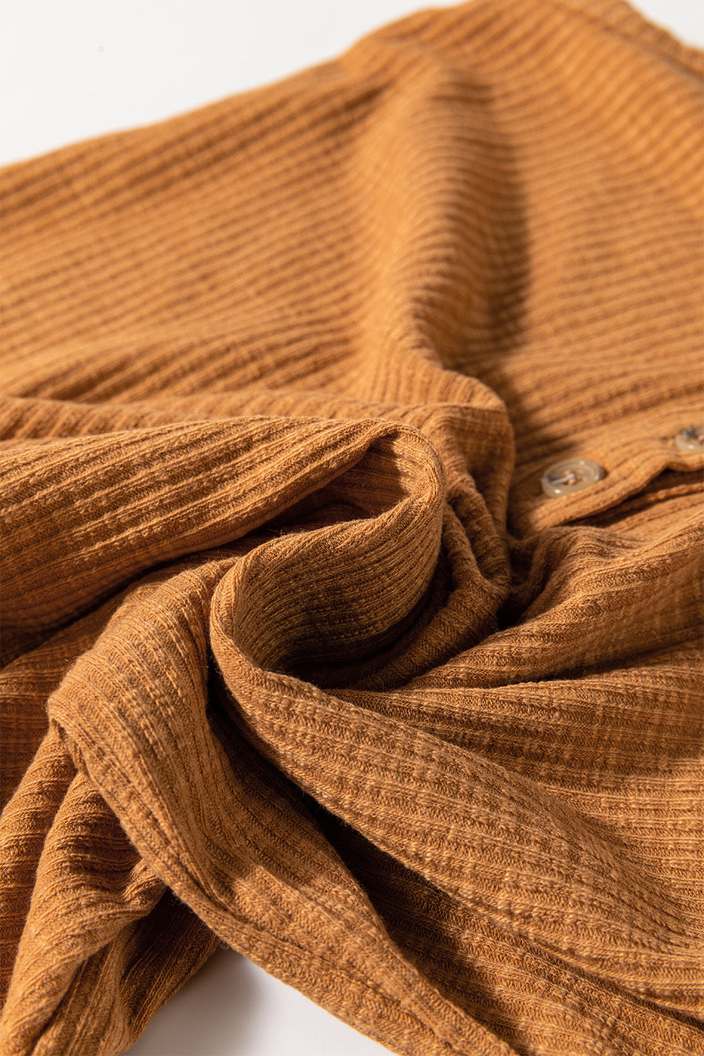 детайл на оребрена материя на топ в цвят охра