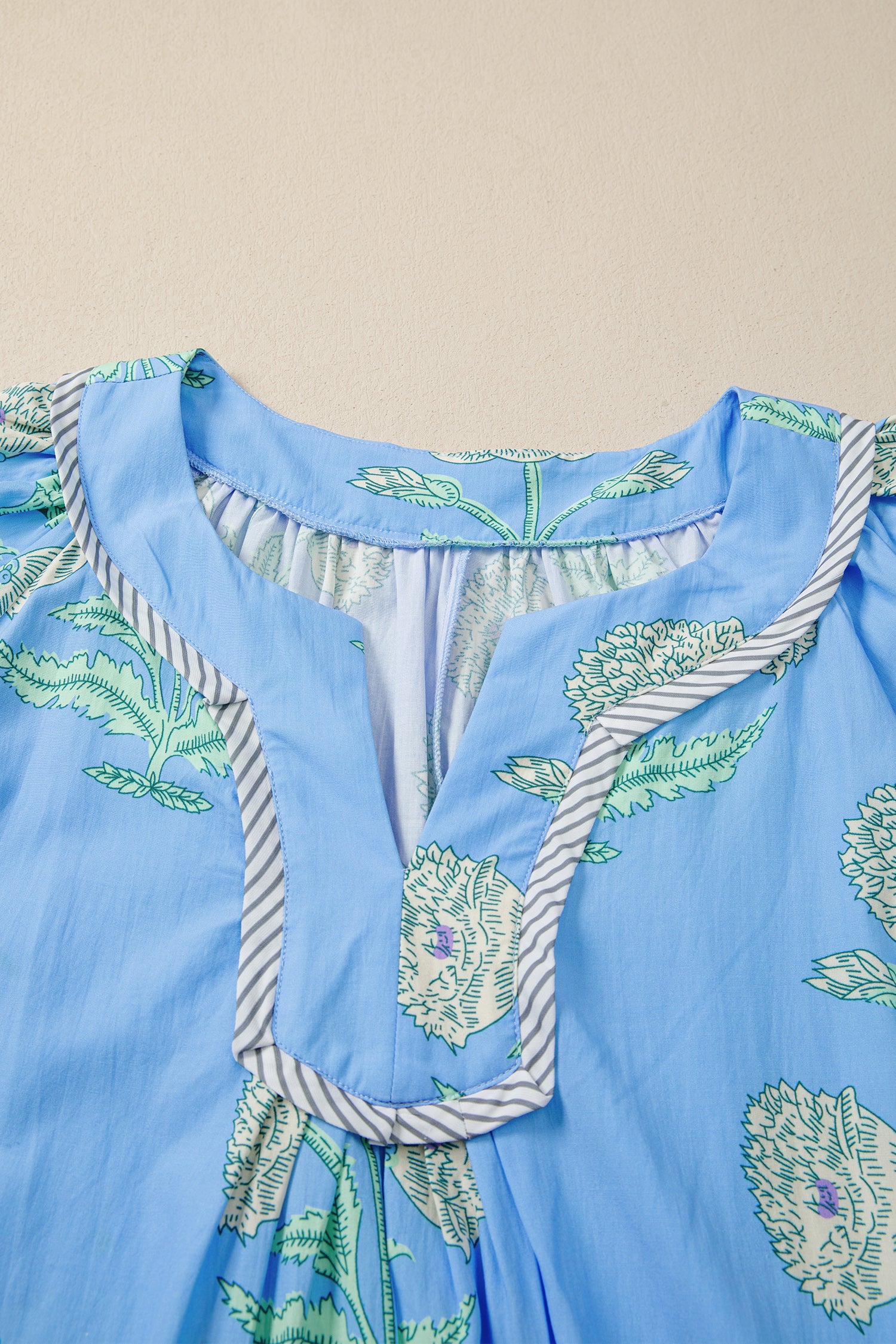 Детайл на деколтето на синя рокля макси размери