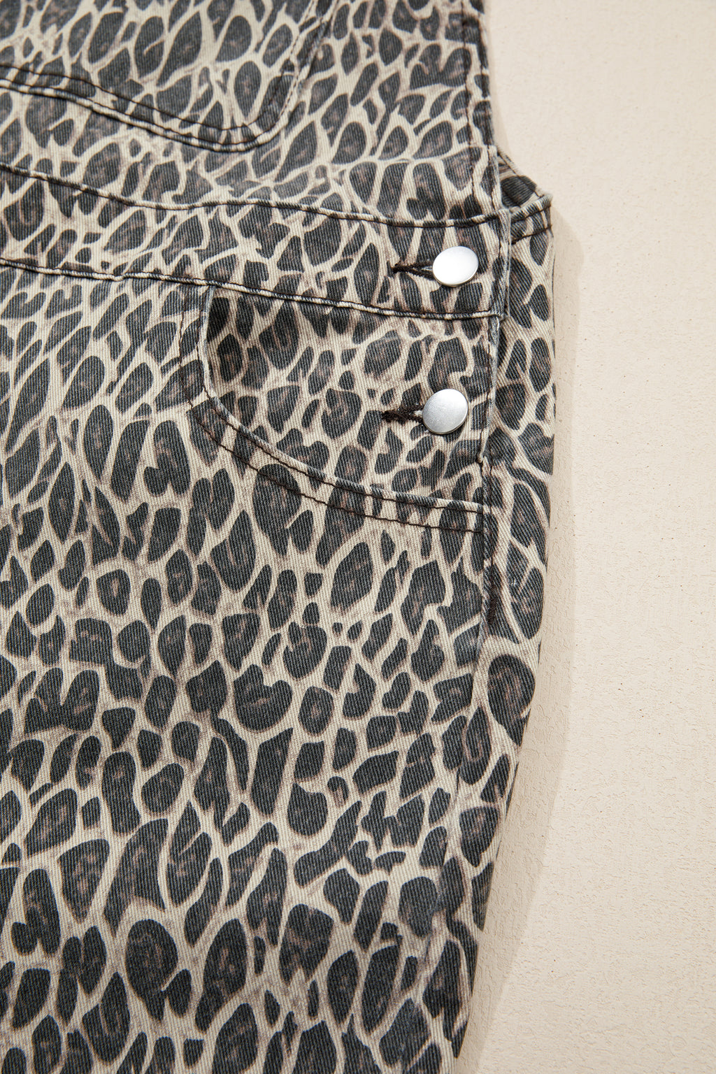 Jumpsuit with suspenders and leopard print 