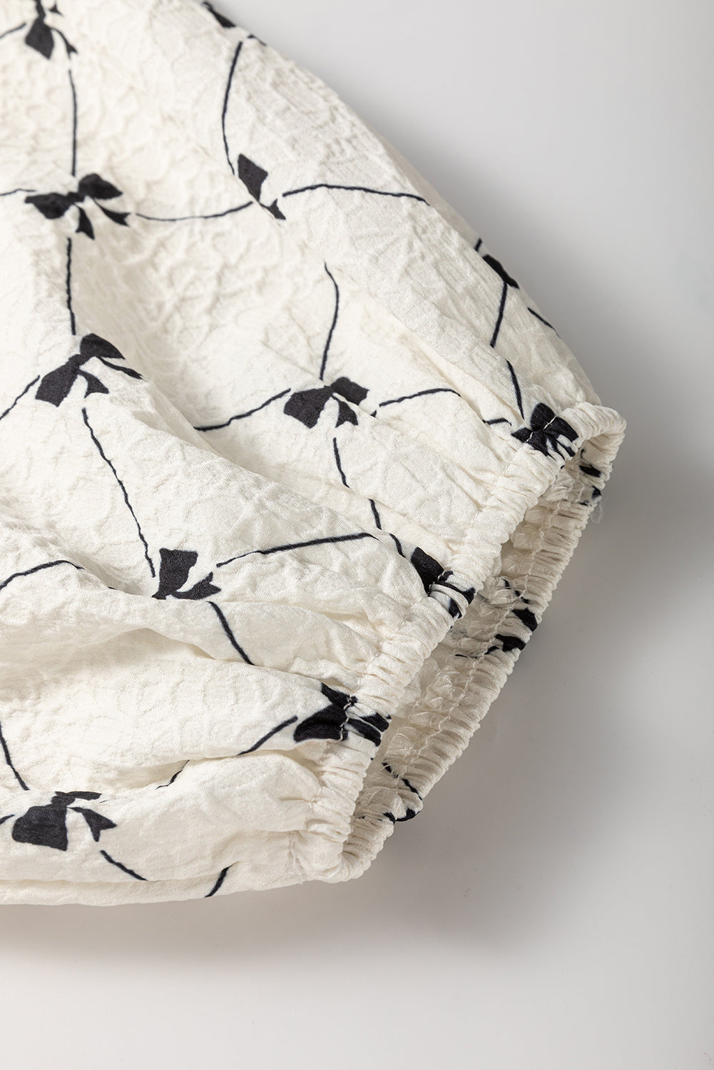 Рокля с принт на панделки