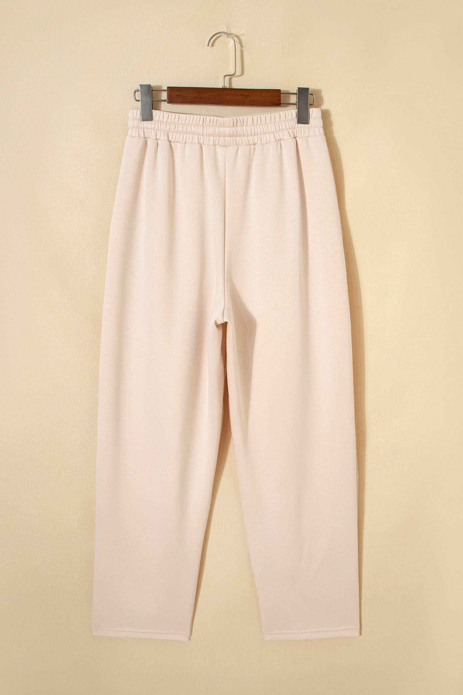 Бежов панталон - изглед отзад