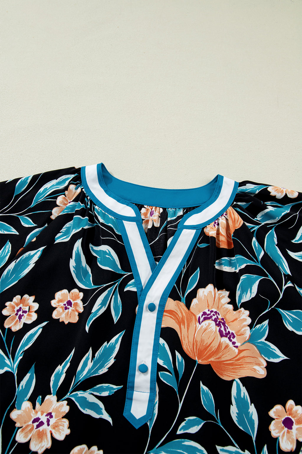 Детайл на яката на блуза с флорален принт