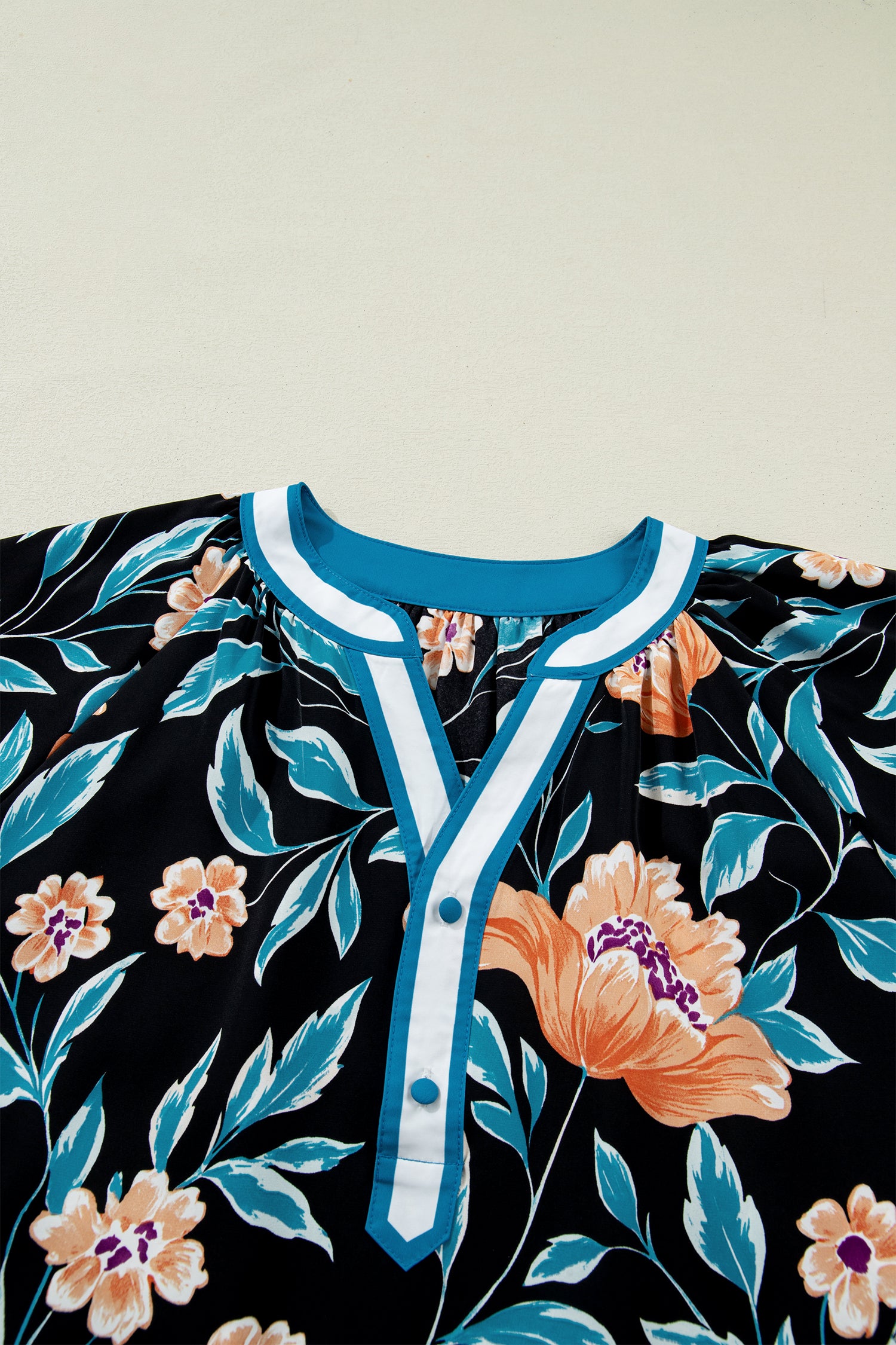 Детайл на яката на блуза с флорален принт