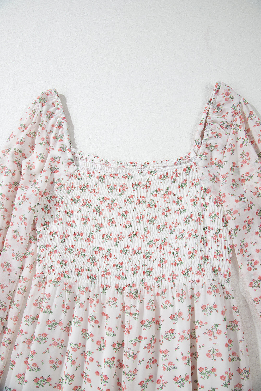 Рокля на цветя с квадратно деколте