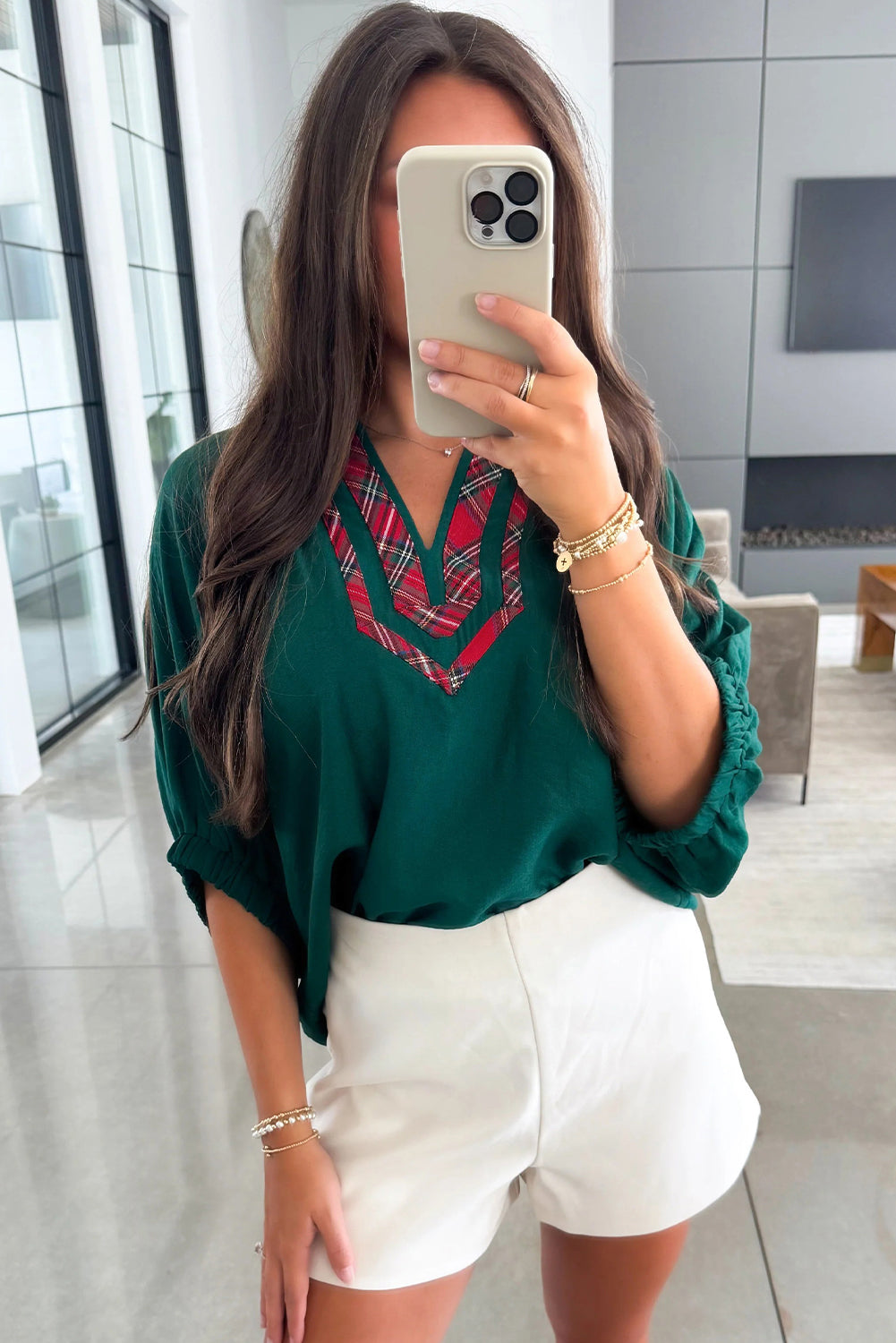 Дамска тъмнозелена блуза с V-образно деколте и червено каре, комбинирана с бели къси панталони