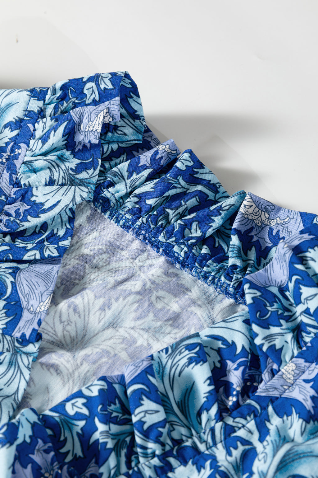 детайл на яка на флорална рокля