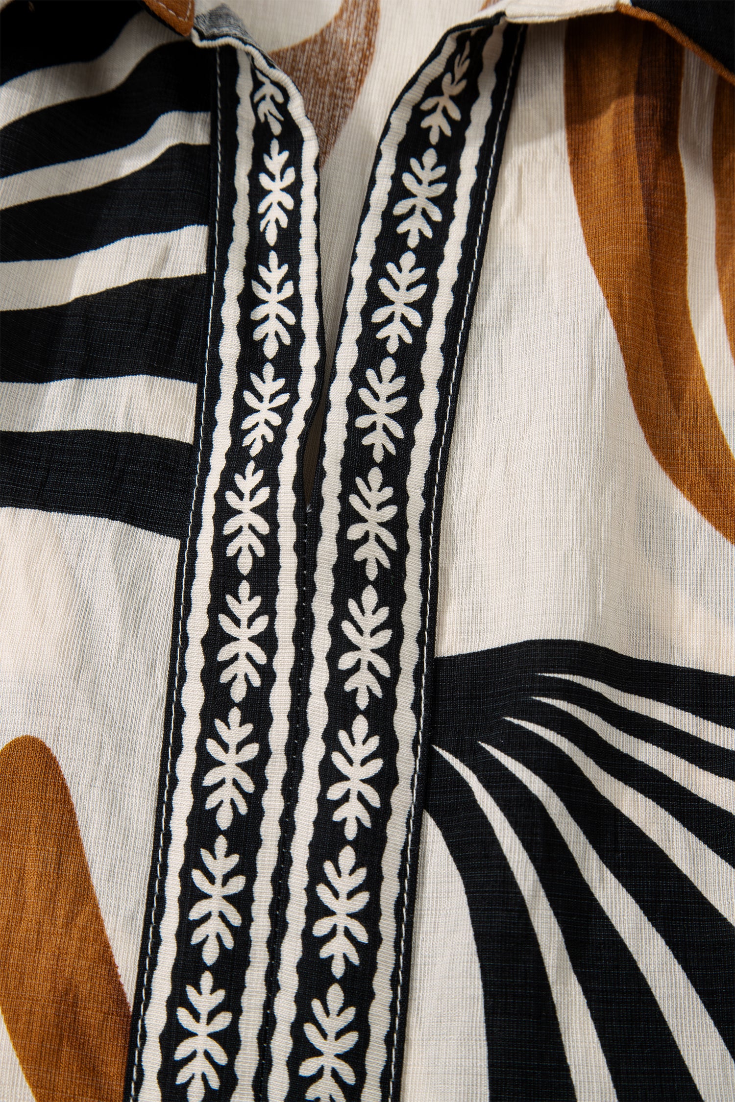 Дълга рокля с абстрактен принт