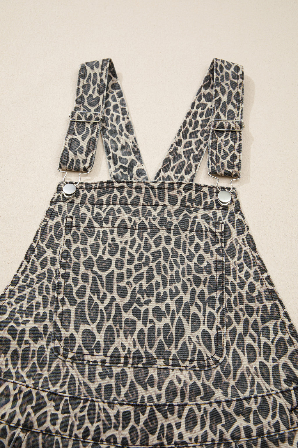 Jumpsuit with suspenders and leopard print 