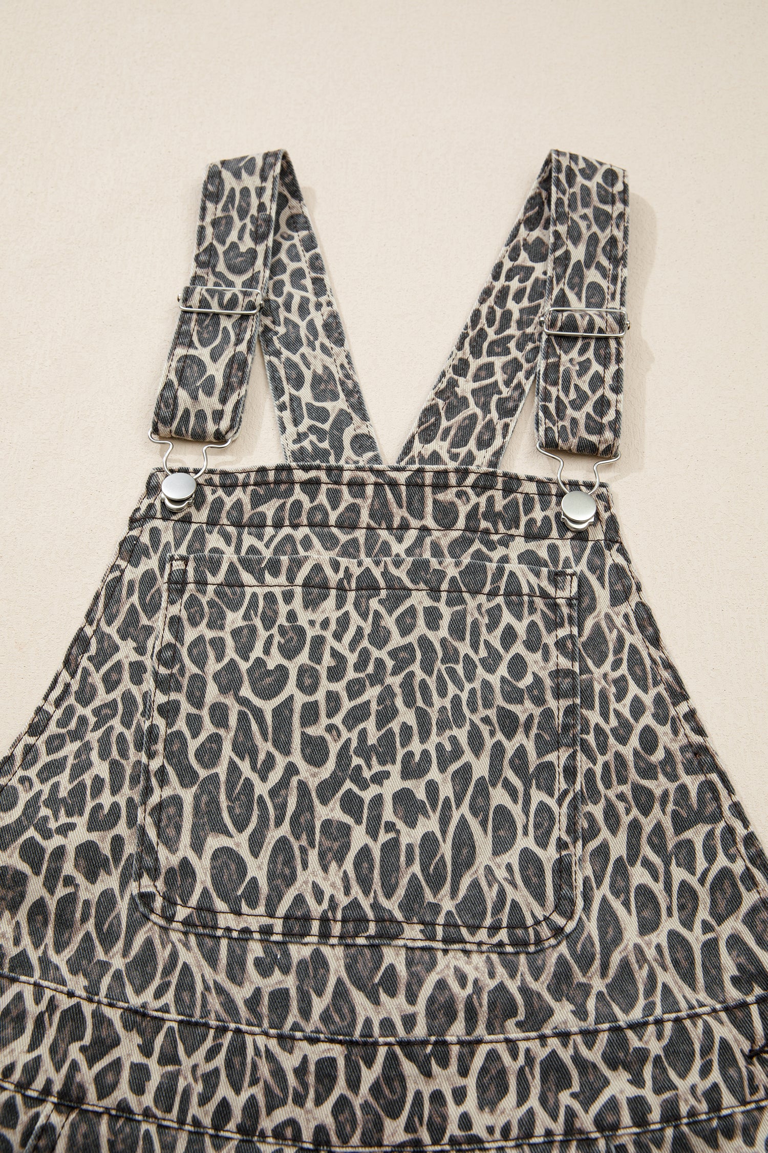 Jumpsuit with suspenders and leopard print 