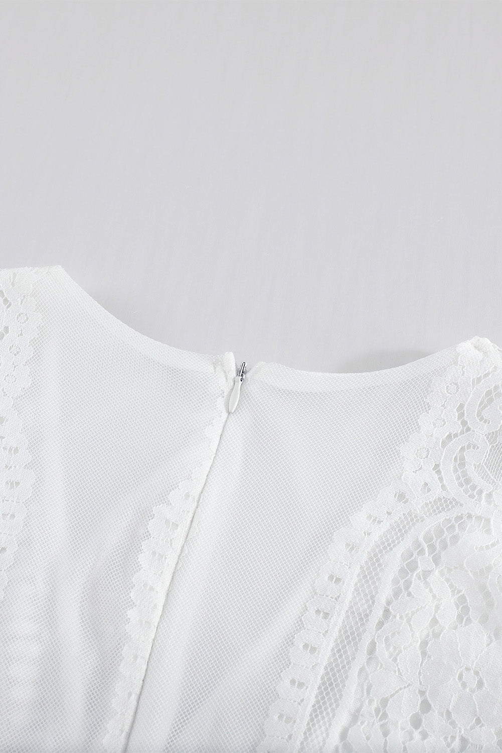 Дълга дантелена рокля