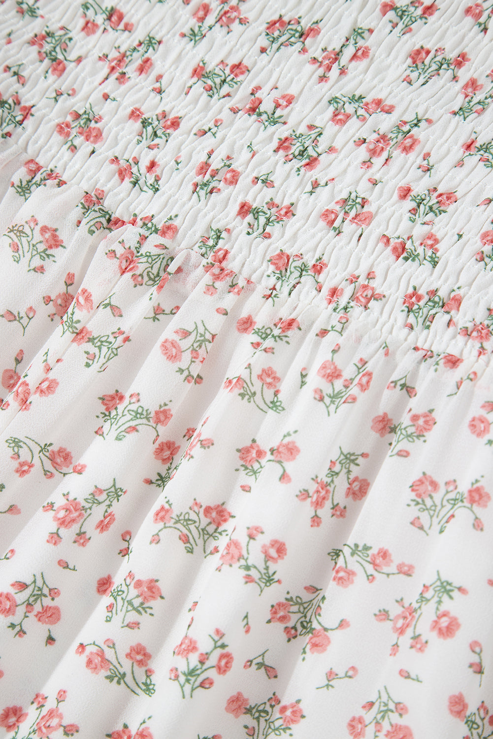 Рокля на цветя с квадратно деколте