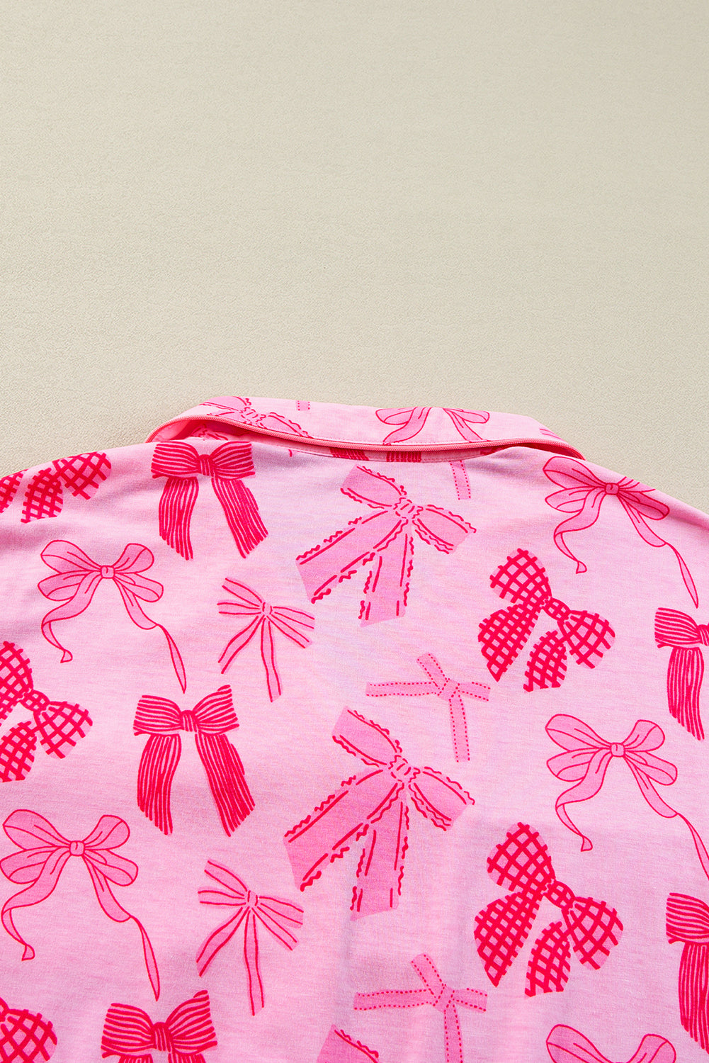 заден изглед на риза от дамски пижамен комплект в розово с десен на панделки