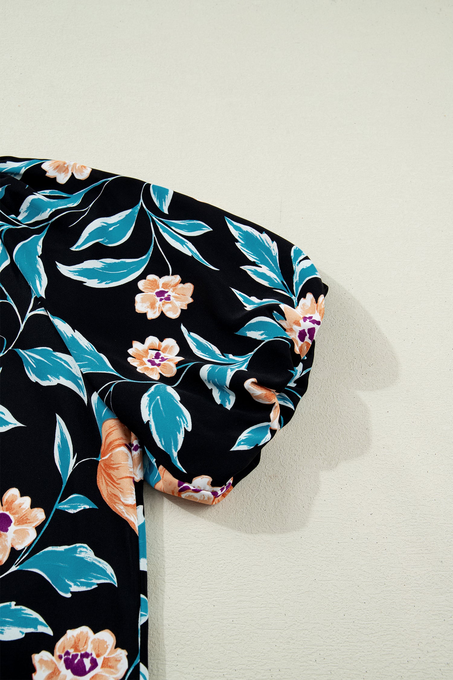 Детайл на буфан ръкава на блуза с цветя