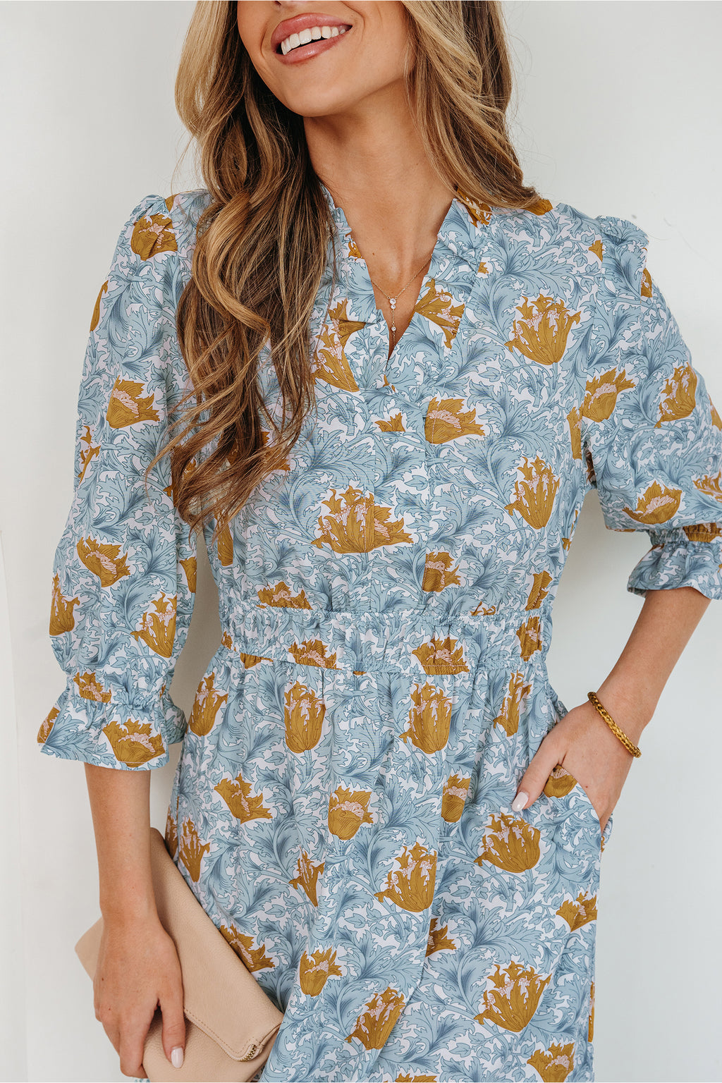 детайл на деколте на флорална рокля