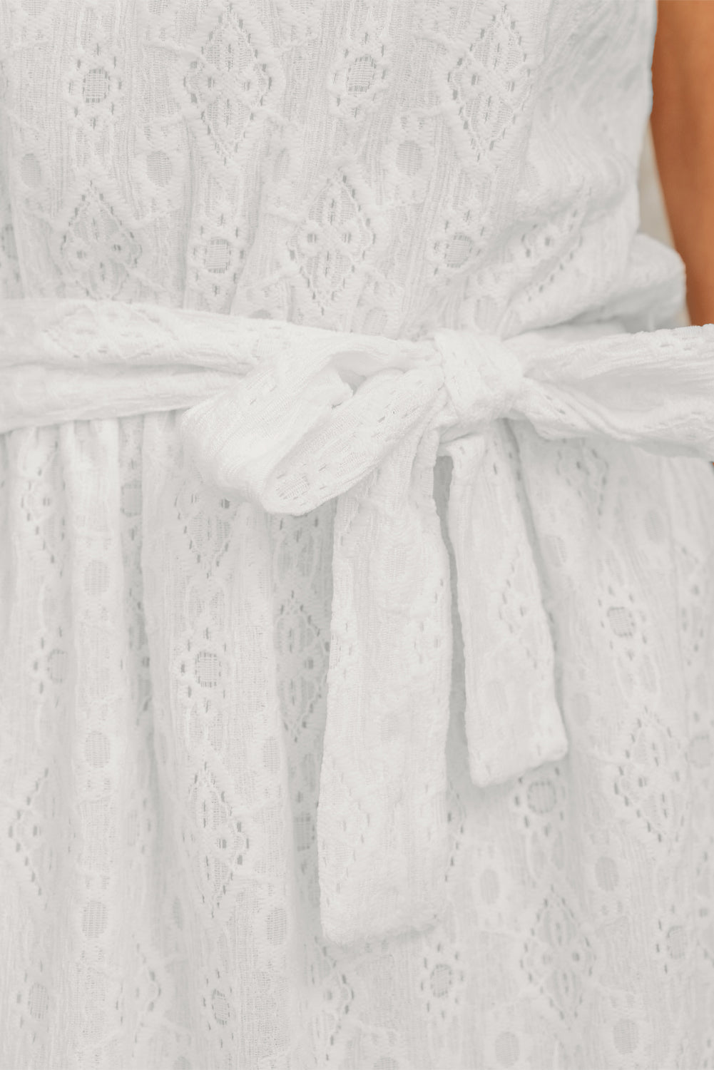 Рокля с бродерия и колан