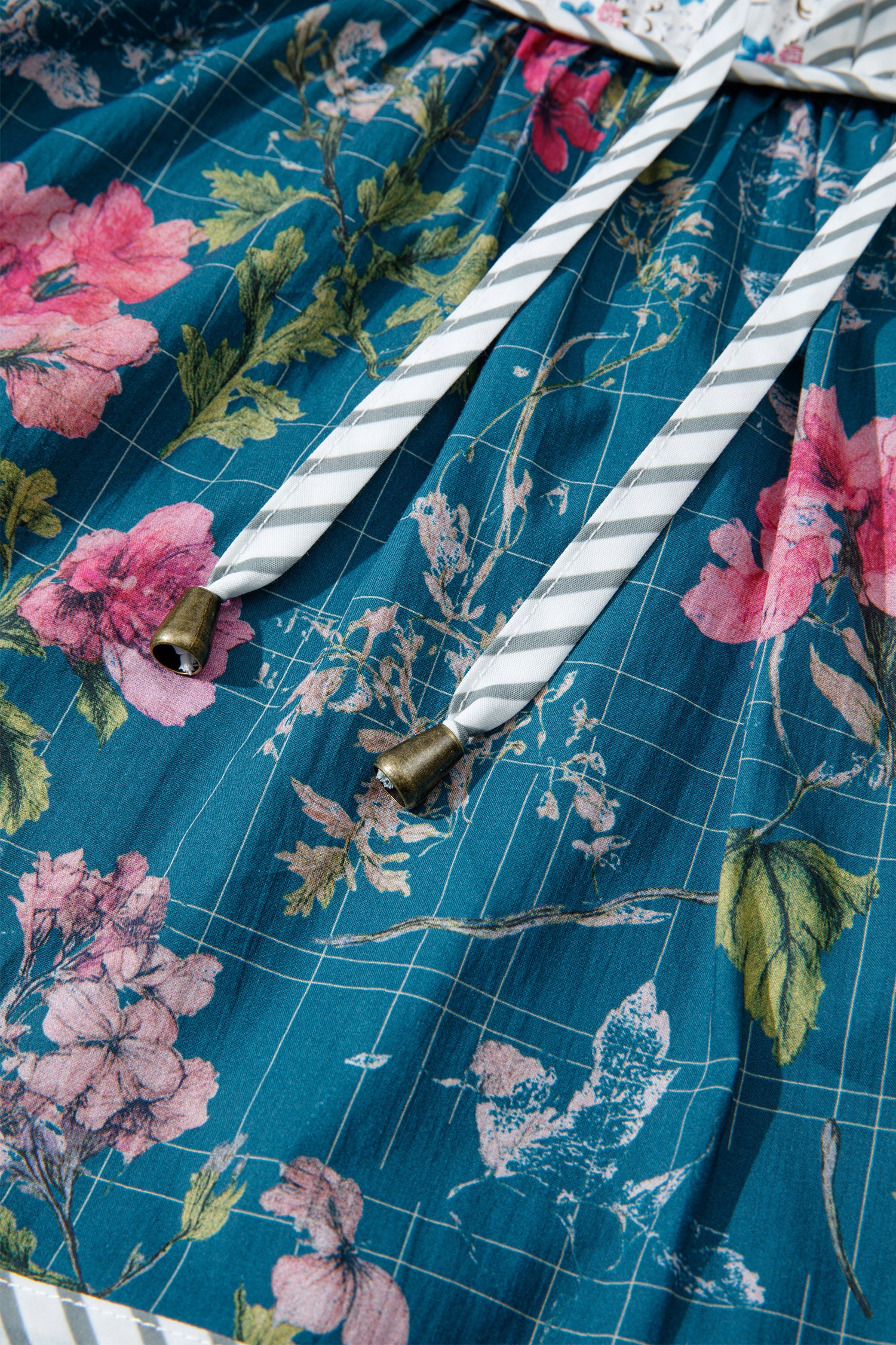 детайл на флорален принт на памучна блуза