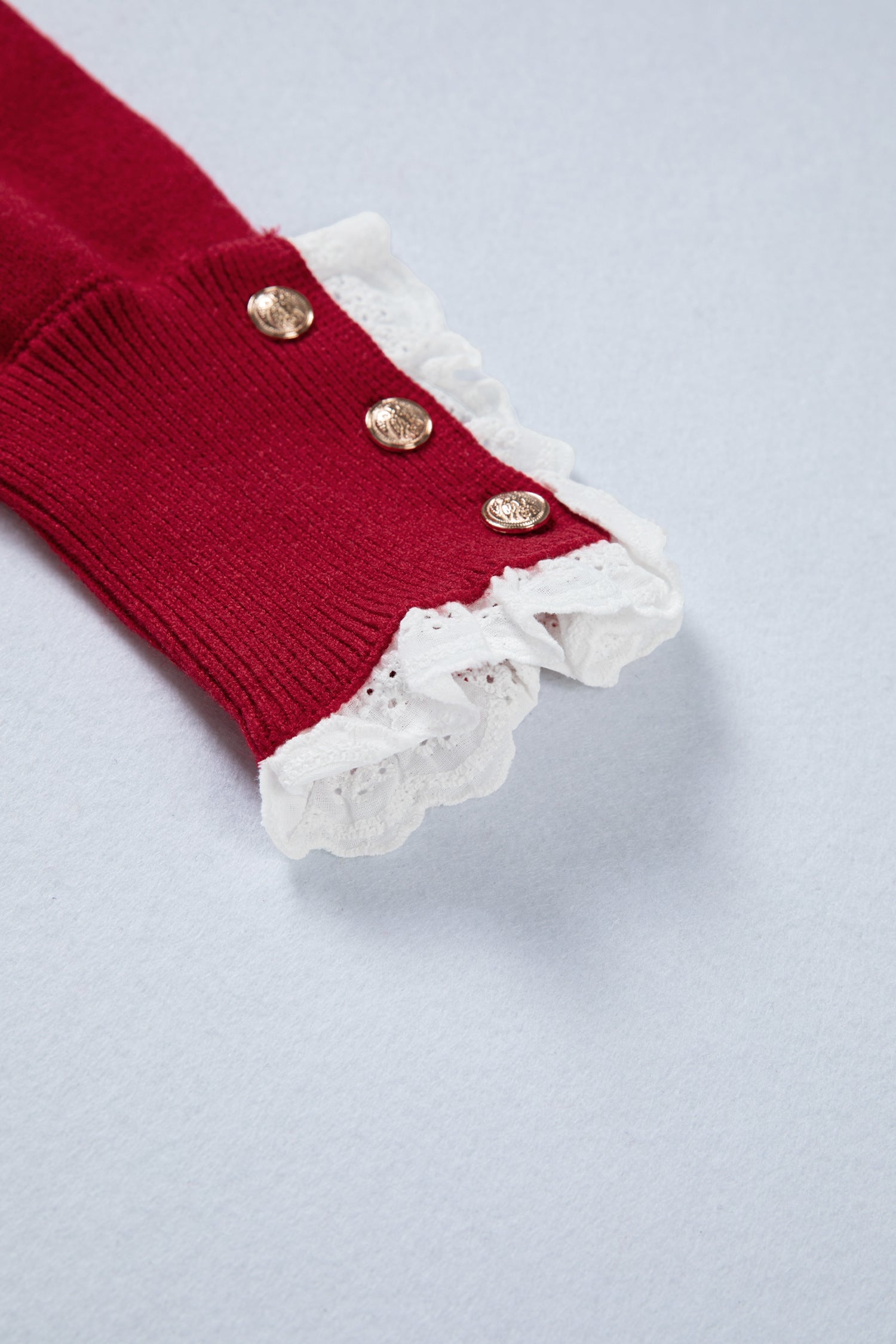 Пуловер с контрастна бродерия