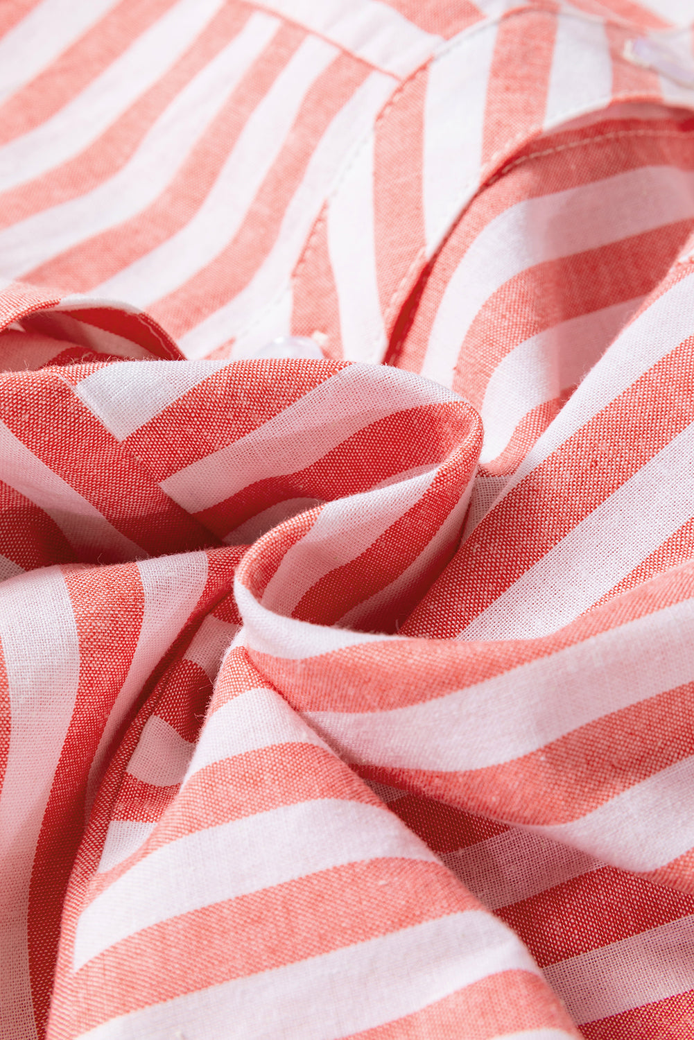 Детайл на материята на розово бяла раирана риза