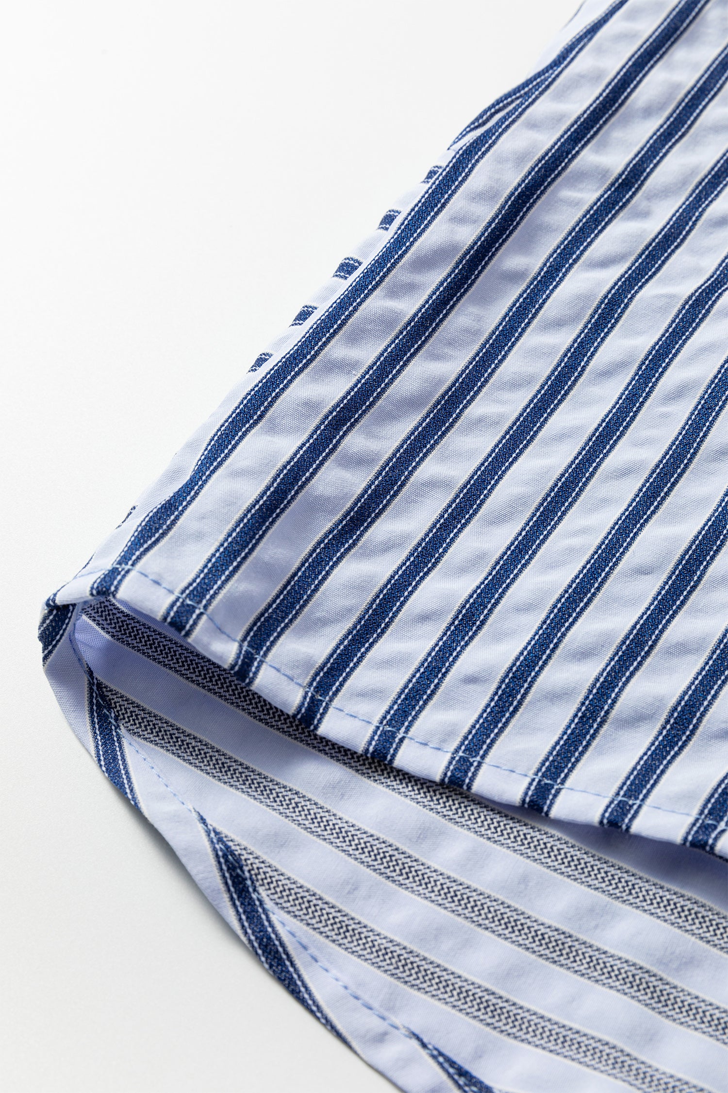 детайл на подгъв на риза на райе