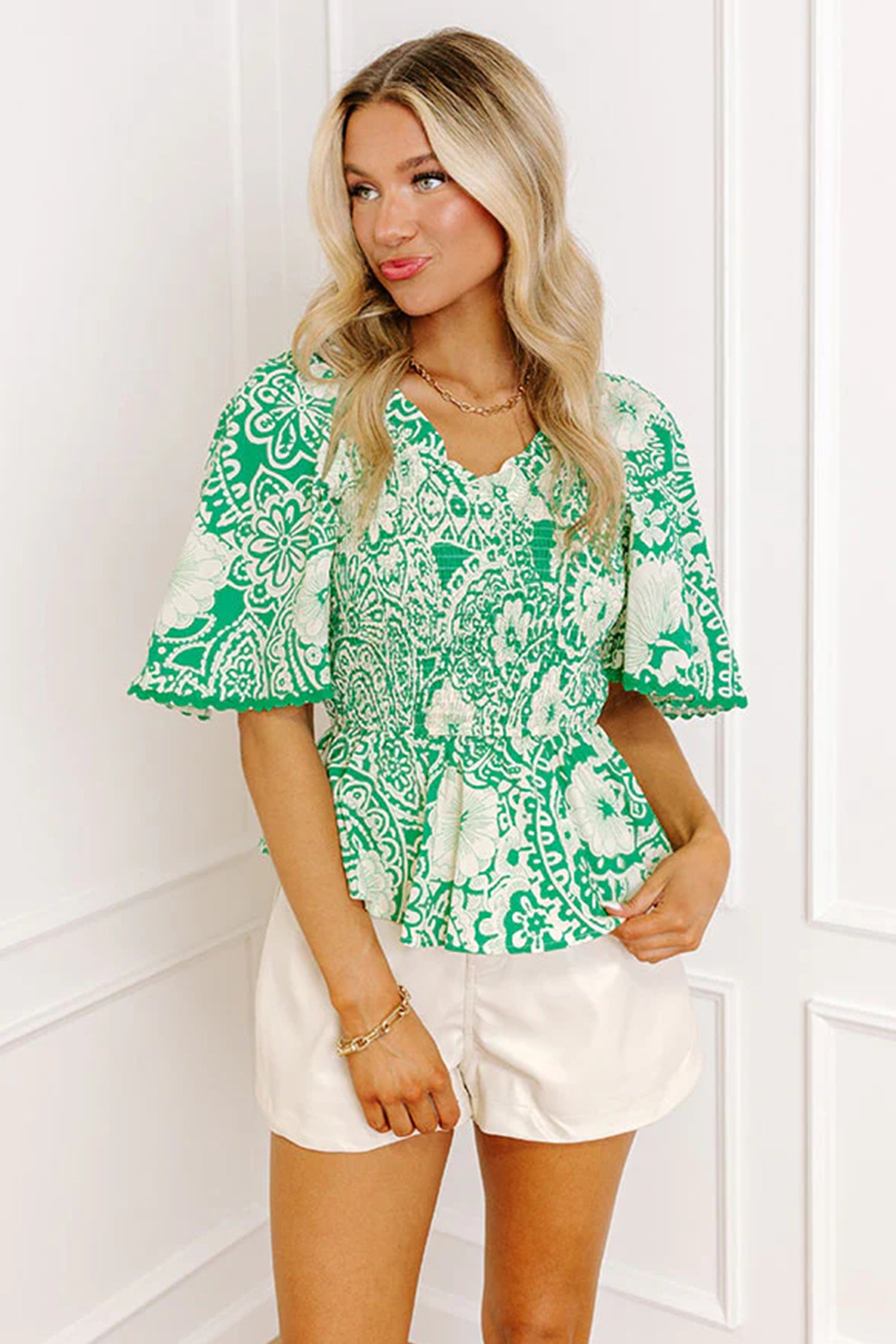 Дамска блуза в зелен цвят с ефектен принт