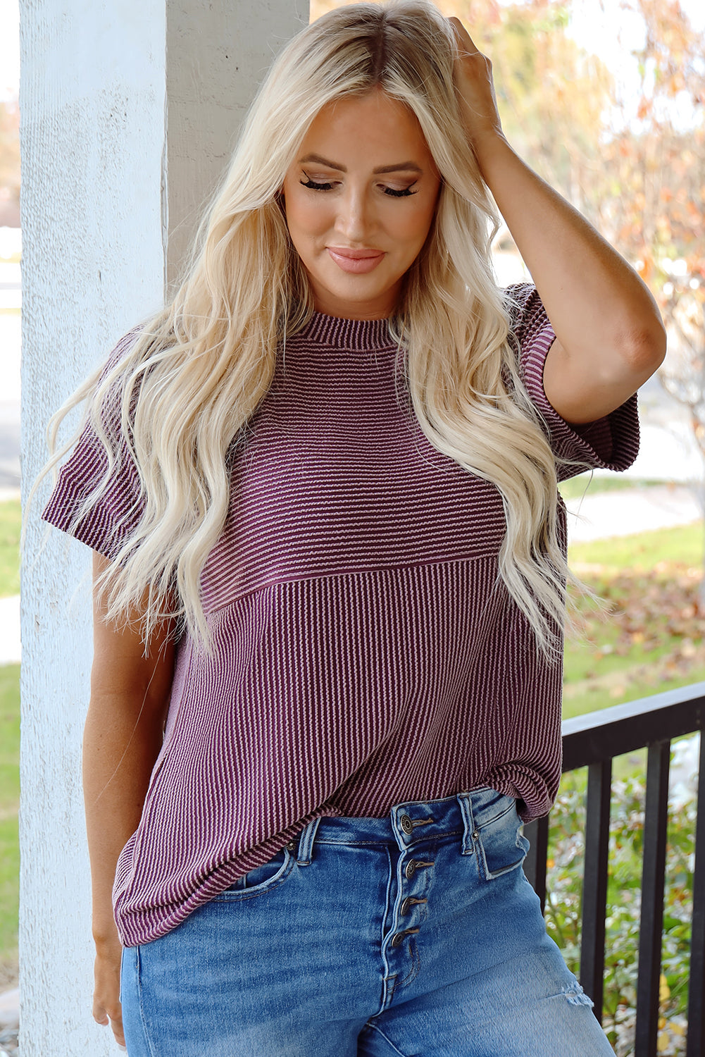 Тениска във винено лилав цвят с къс ръкав - модел с дънки