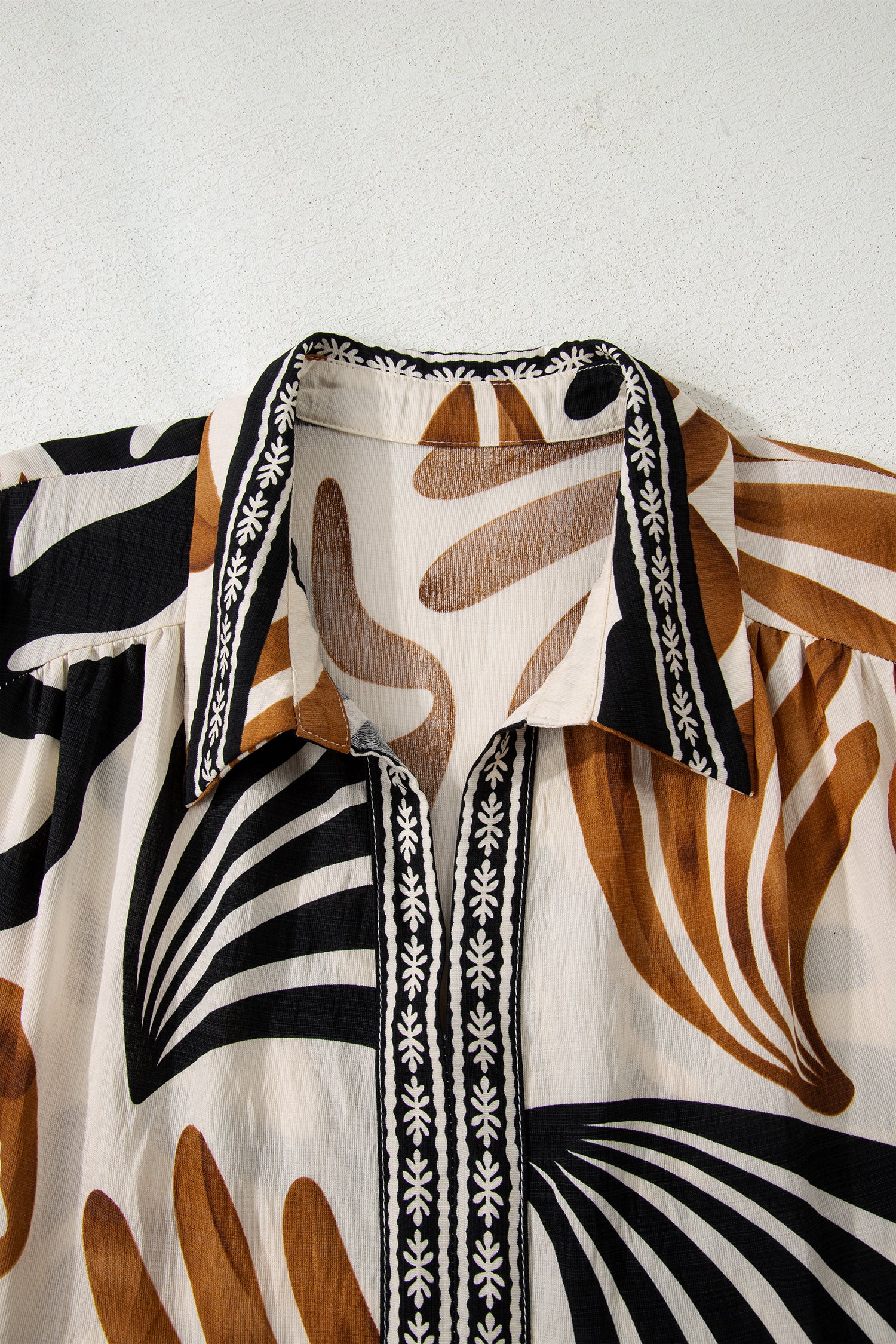 Дълга рокля с абстрактен принт