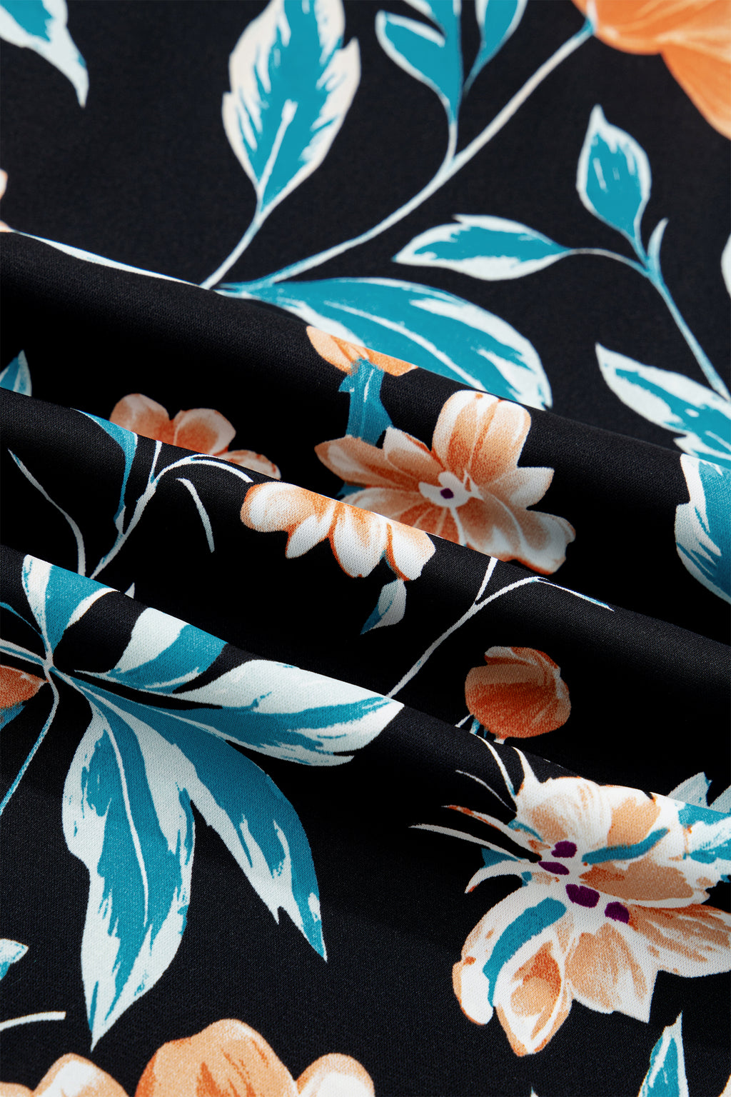 Детайл на материята на блуза с флорален десен