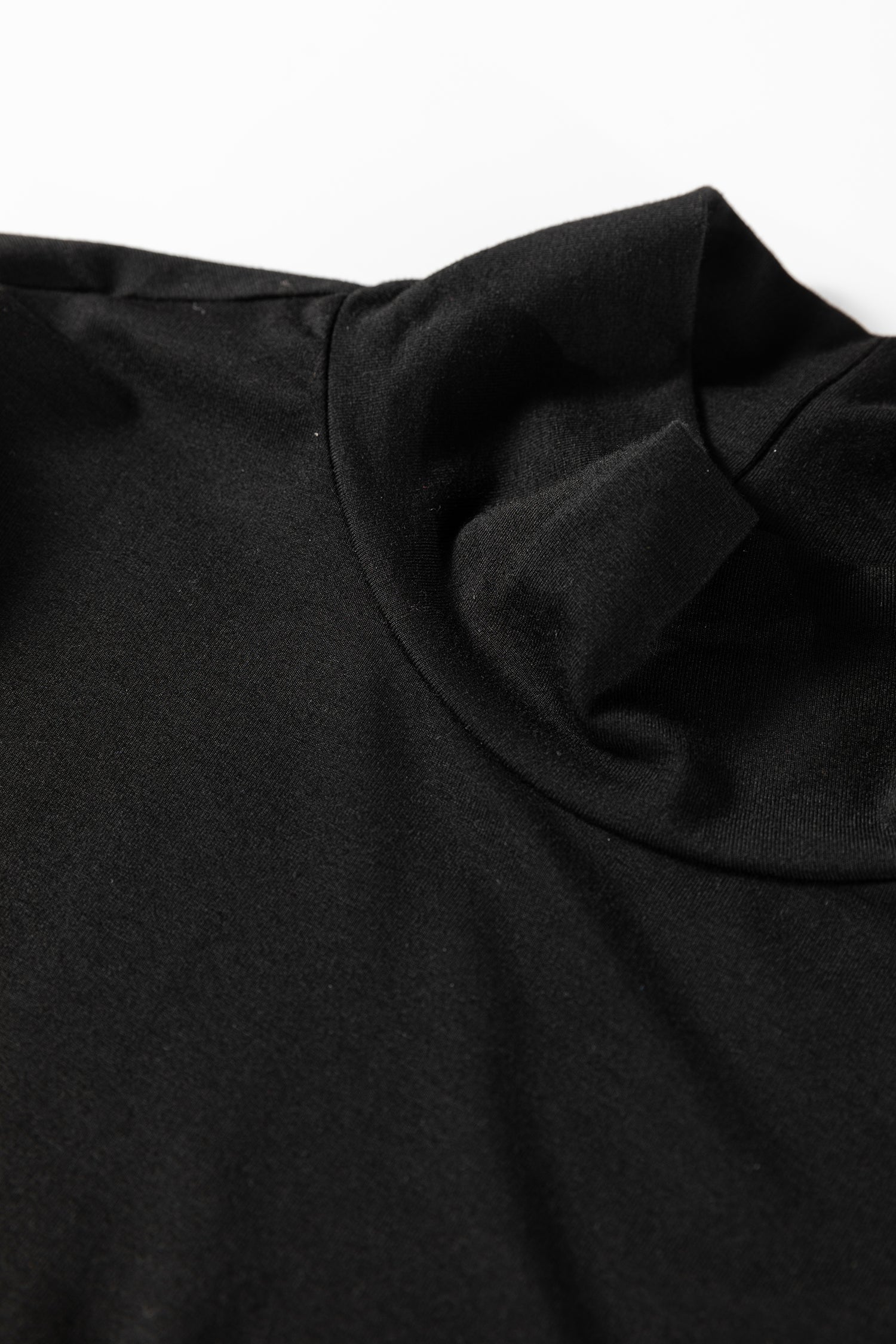 детайл на яка на черно поло с висока яка