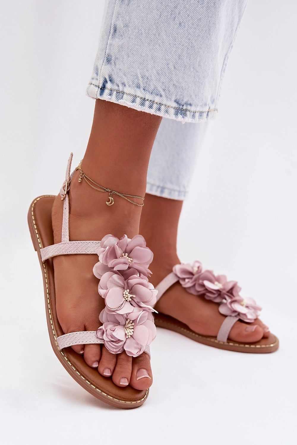 пудрено розови сандали с цветя - страничен изглед върху модел