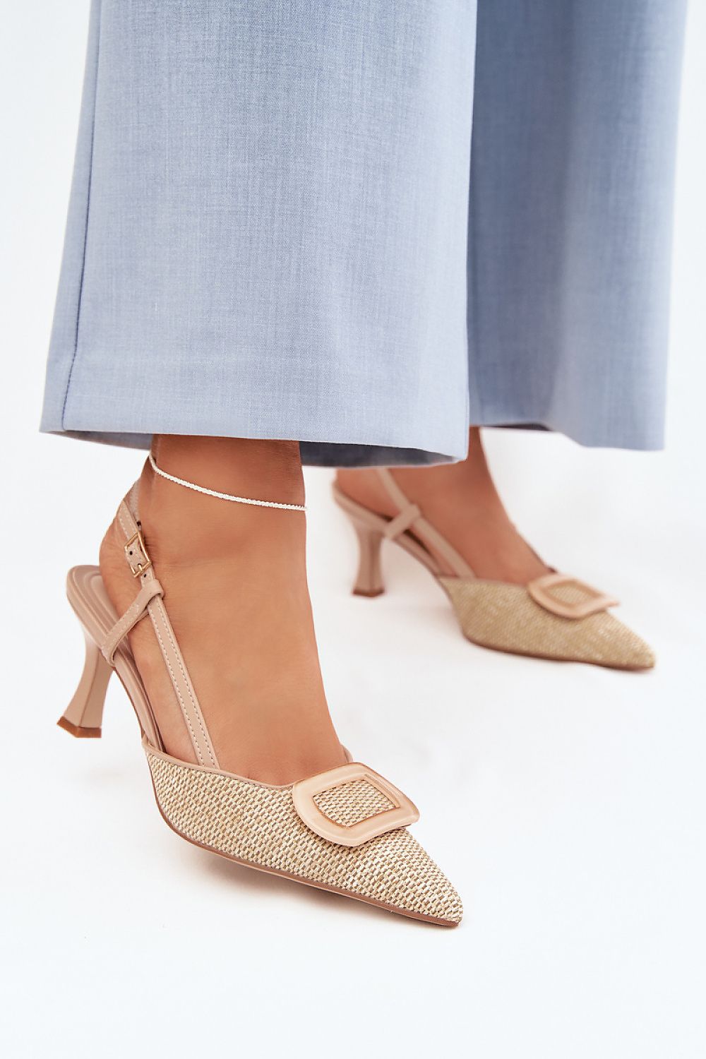 дамски елегантни обувки с отворена пета бежово златисти - фронтален изглед