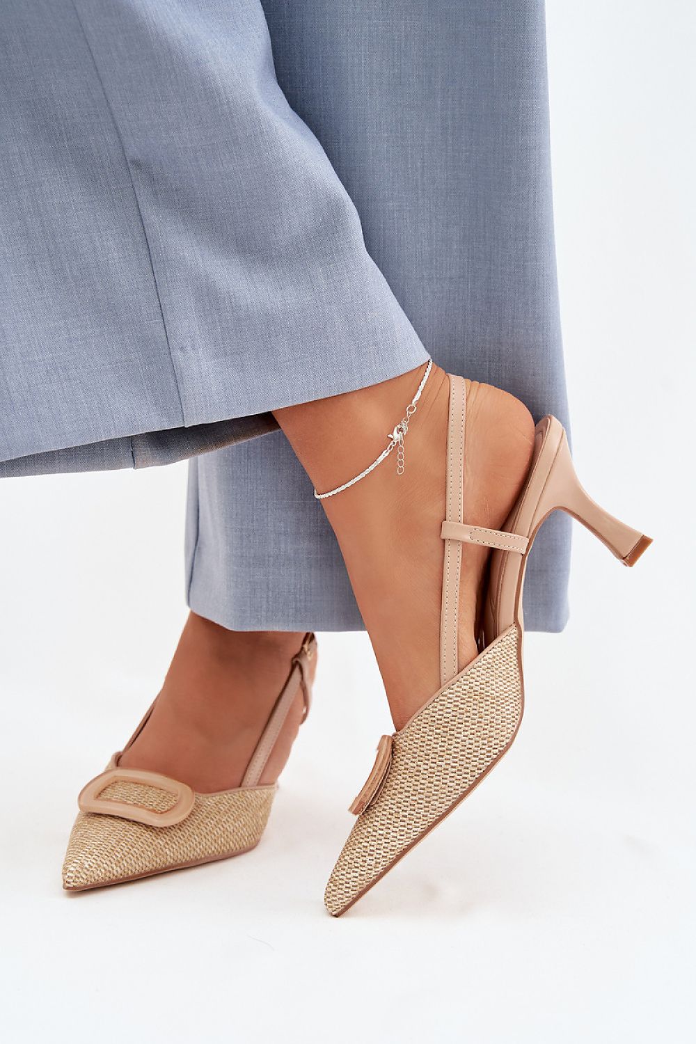 дамски обувки с ток и заострен връх бежови - изглед върху модел