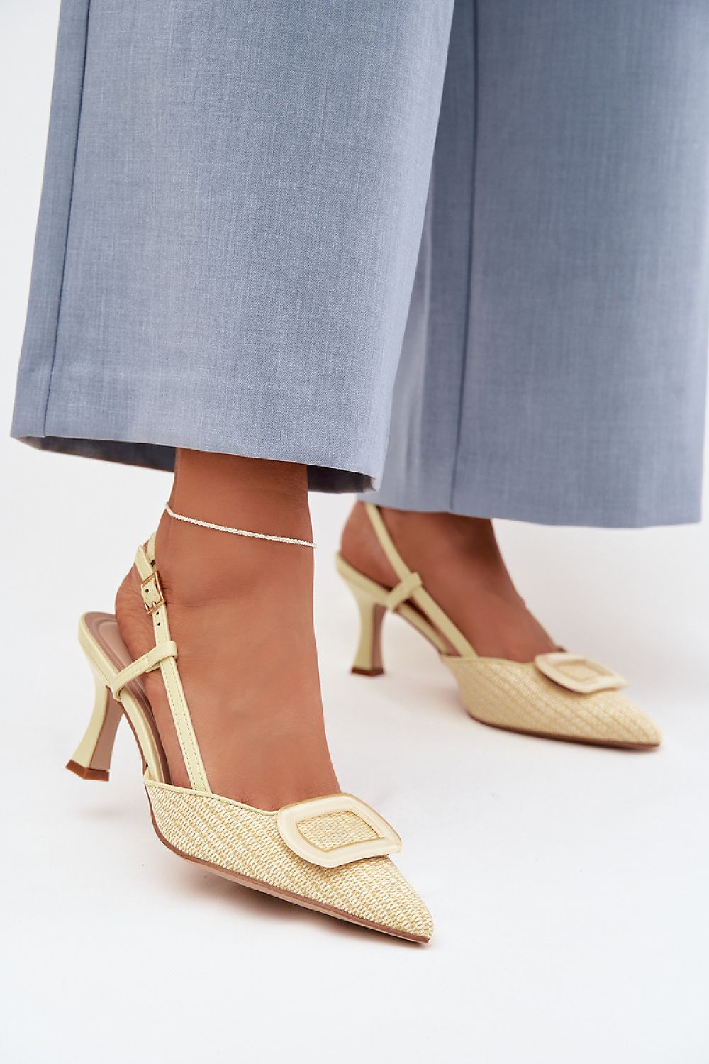 бледо жълти обувки с ток - изглед върху модел в движение