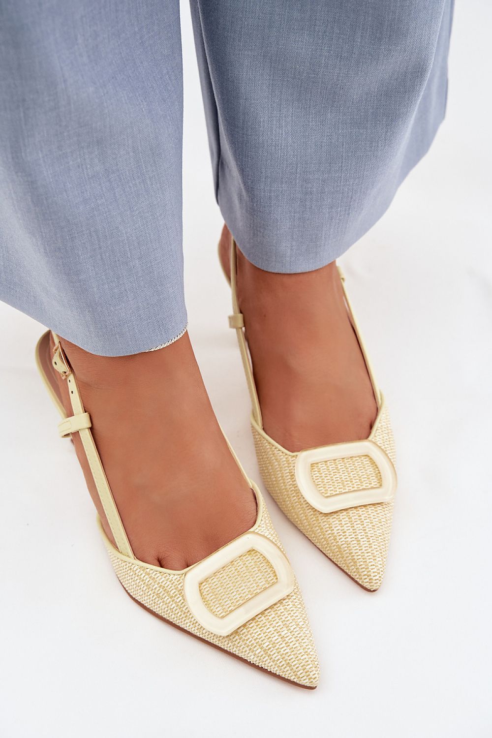 светло жълти обувки с ток и каишка - изглед отгоре върху модел