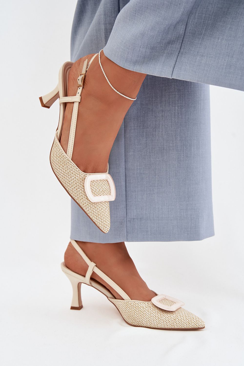 дамски обувки с ток в цвят ванилия с отворена пета - страничен изглед върху модел